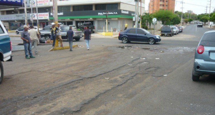 Conductores piden asfaltado de calle en la avenida Cecilio Acosta 1 SUSTIYUYE LA 3 E PPGA
